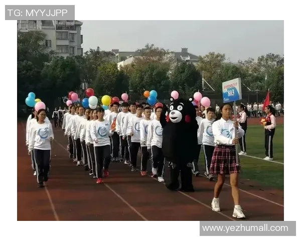 足球球星亲骑自行车展现别样风采助力环保运动精神